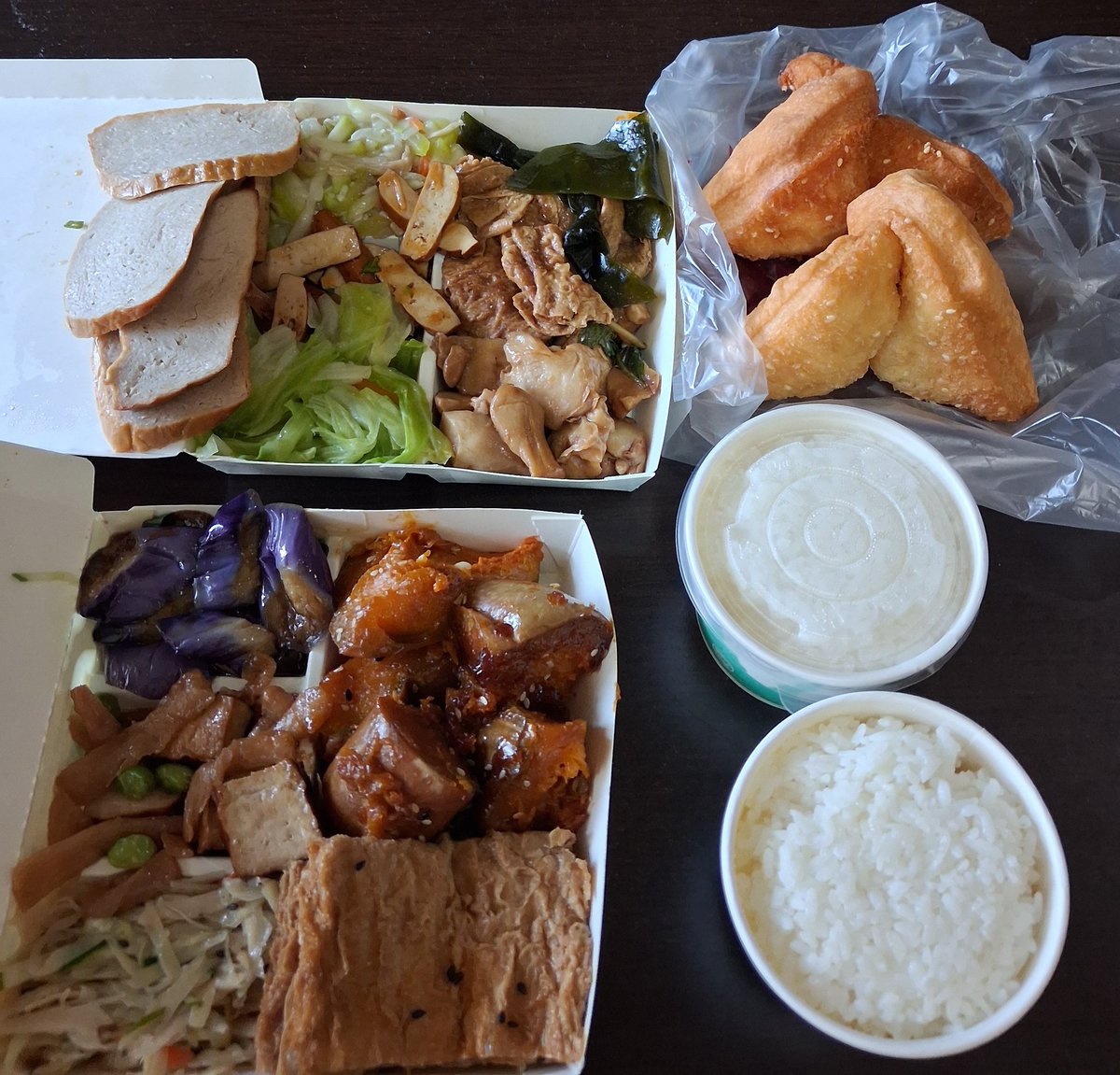 xiaohiro1971's tweet photo. 昼飯とおやつに揚げパン買ってきました。
これだけ量があって日本円で1150円ぐらいです。
今日の株価情報を見なら頂きたいと思います。😋 https://t.co/IadVvB8lqw