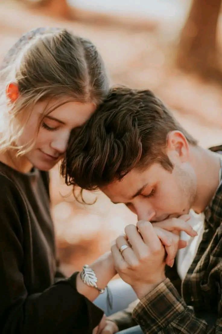 कुछ ऐसे टूट कर बिखर जाते हैं वो लोग,

जो खुद से भी ज्यादा किसी और से प्यार करते है