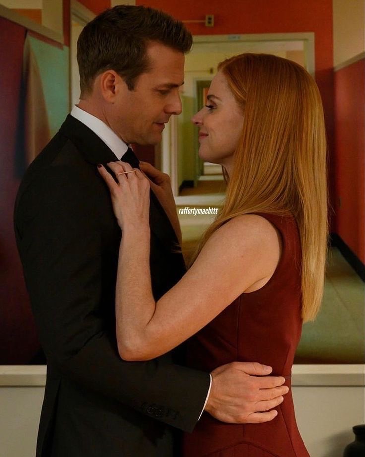 This is Harvey .          This is Donna . 
Harvey loves            Donna also loves
his personal             Harvey personal
space.                                    space.