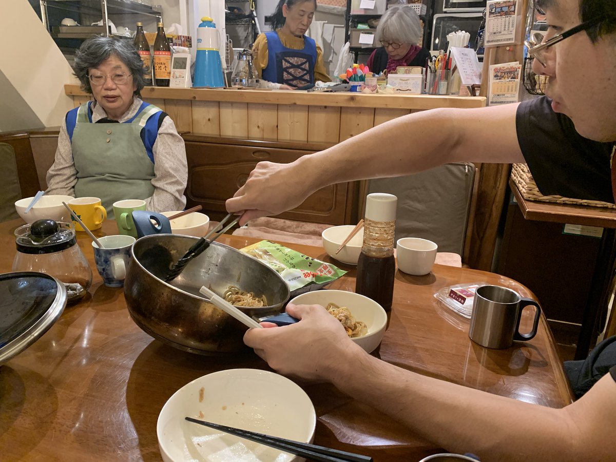 皆んなでご飯を食べて
今日もうたごえ喫茶もうすぐ開店です！

外は雨模様のようですので足元お気をつけてご来店下さい☔️