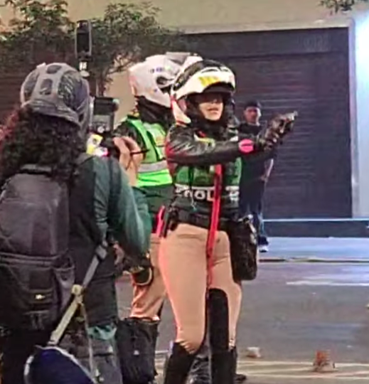 aldiaperupe's tweet photo. #Marcha15Octubre: Dos dementes policias sacan sus armas y apuntan a la cabeza de los manifestantes.

#TAG: Plaza San Martín #GeneraciónZ Av. Abancay ternas generación z https://t.co/Ir6SiuDdEf