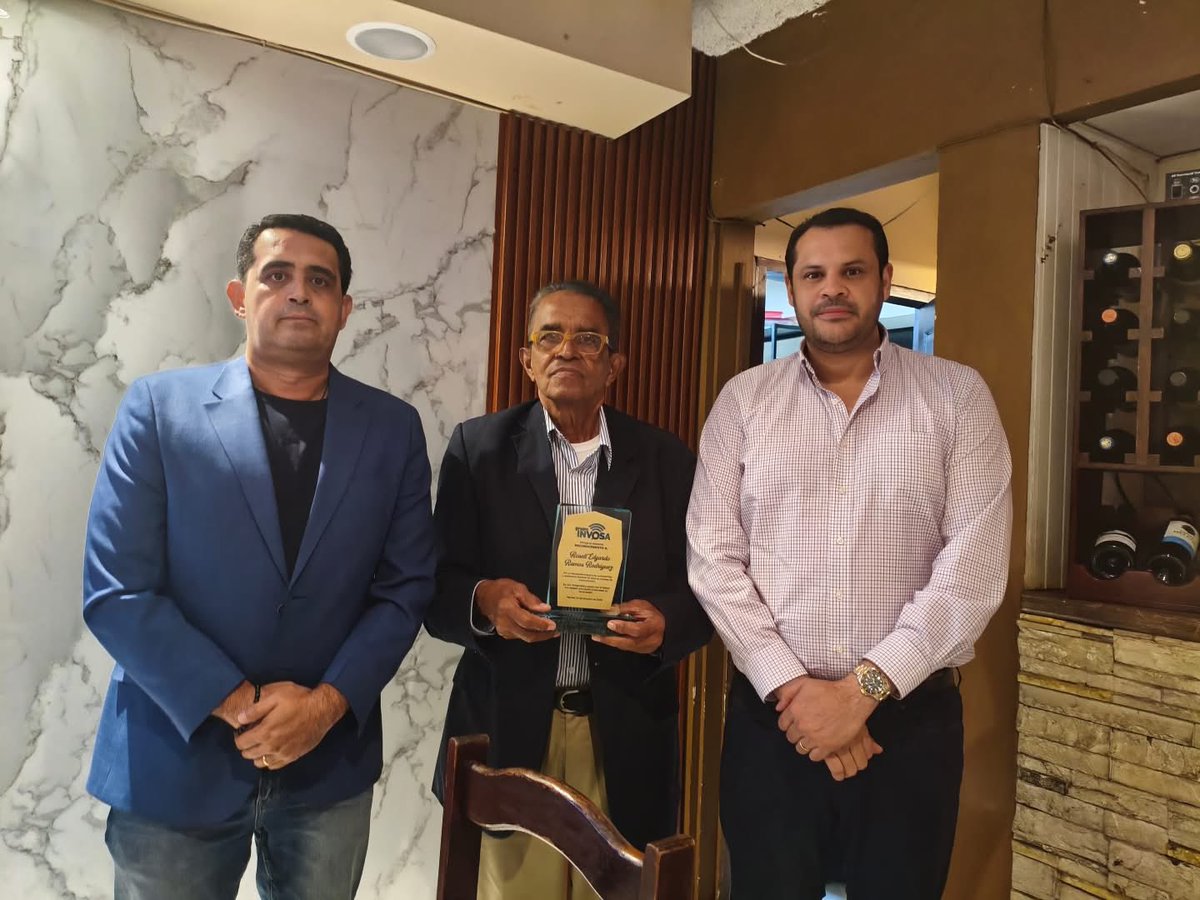 Felicitamos a nuestro compañero Russell Ramos por el merecido reconocimiento a su destacada trayectoria en el periodismo deportivo, otorgado por el presidente del Grupo Invosa, Leonel Giannini.