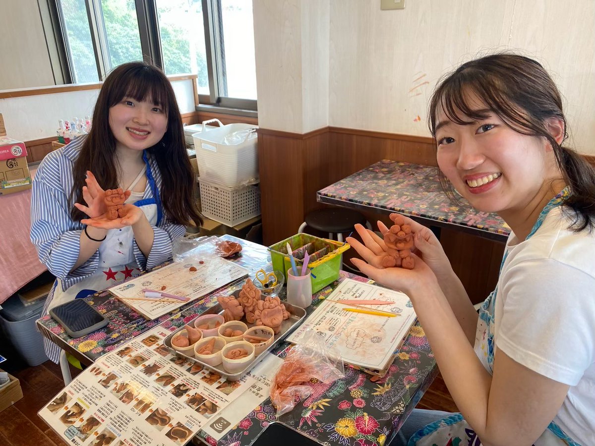 こんにちは☀️
10月も半ば。

沖縄も少しずつ風がやわらかくなってきて、
“食欲の秋”を感じる季節になりましたね🍂

夏のような日差しはまだ残っているけれど、
少し落ち着いたこの時期は、
旅にも優しくぴったりです。

そんな今日のランチ。
ご紹介させていただくのは
地元民にも人気

本部町の人気店