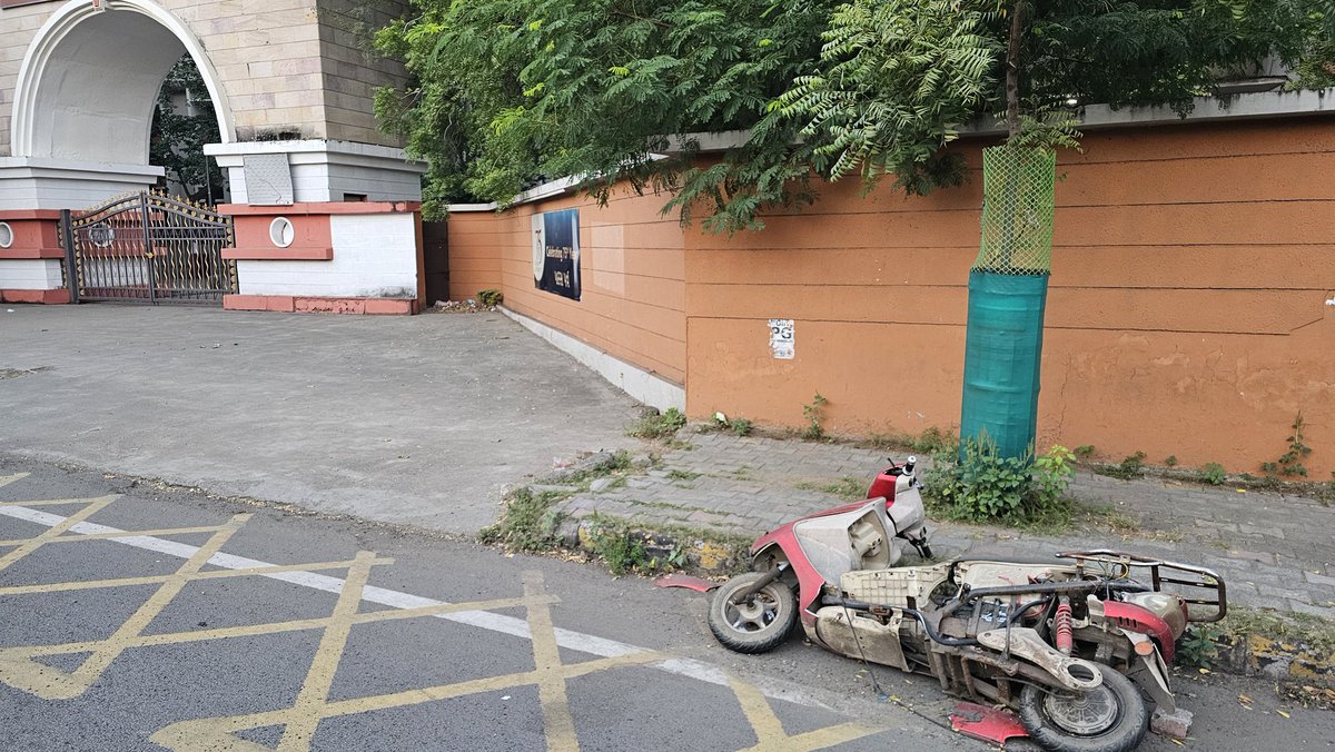 bcchoksi's tweet photo. A vehicle is lying near Gujarat University gate since last week.  @AhmedabadPolice @gujaratuni @AmdavadAMC , please clear the same. #Ahmedabad https://t.co/GsLVYzy1CP