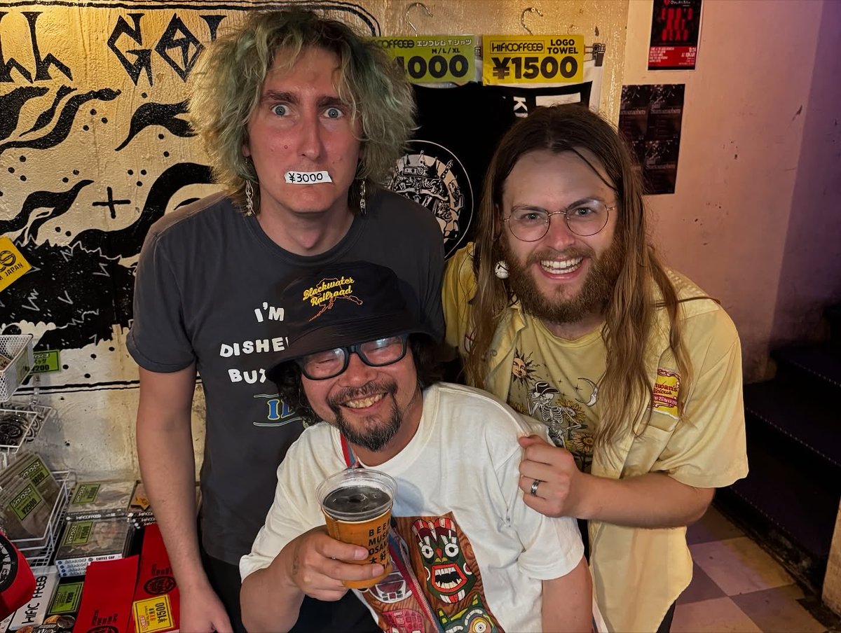 昨日はPumpkin Sneakersで火影
アラスカのBlackwater Railroadの日本ツアー大阪編でした
アラスカのバンドとやるのは初めてだったんだけど、最高にフレンドリーなヤツらでライブもスーパーカッコ良かった
日本勢のERI MINAMIGUCHIもハイファイコーヒーズも最高だった
こんな夜があるからやめられないな