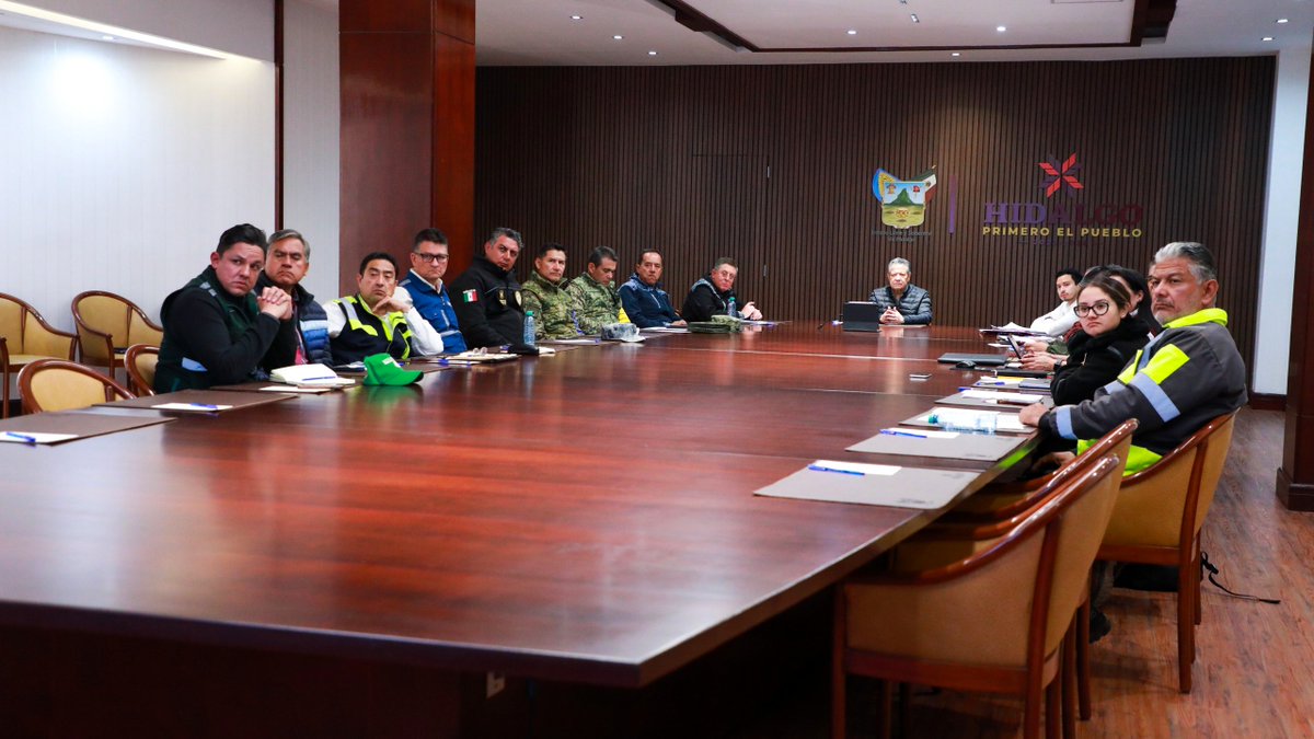 juliomenchaca_'s tweet image. Me reuní con la Presidenta @Claudiashein, para evaluar los avances del día y reforzar las acciones en la apertura de caminos, envío de víveres e insumos y traslados de emergencia.
Seguimos atendiendo los municipios afectados.
#HidalgoUnido
#PrimeroElPueblo