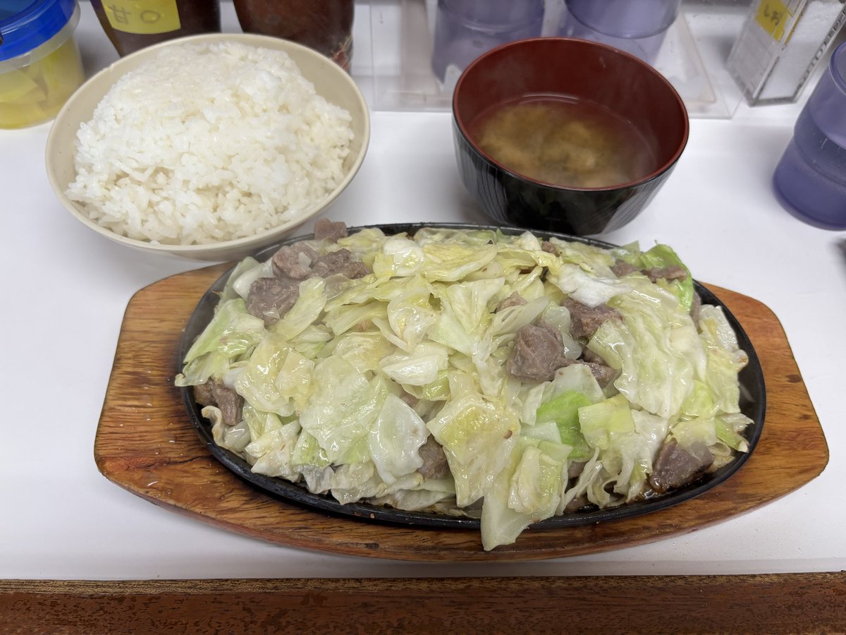 福岡県にある鉄板焼肉のお店

【お店情報】

🔳スタミナ焼肉鉄板王　春日店

福岡県春日市下白水北7丁目92
TEL０９２−５８２−０３５３

写真は、
1．5人前　１２５０円
（ご飯大盛り無料）

安定の味で、キャベツがたっぷりで美味しかったです。
