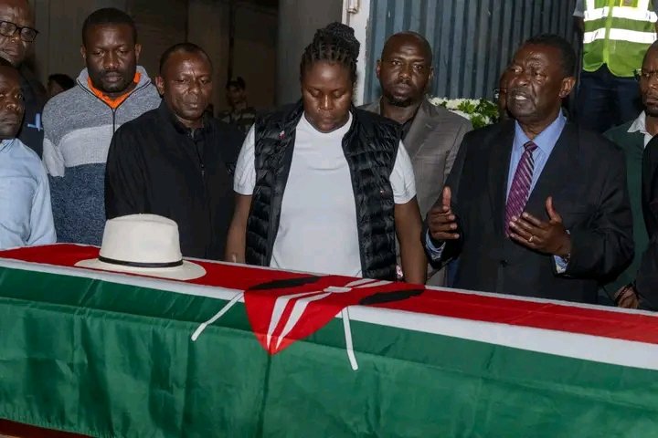 ILoveEmbu's tweet photo. Honoring a legend 🕊️✈️
Former PM Raila Odinga’s body is being flown back home. Kenya mourns, but Baba’s legacy lives on.

#RIPBaba #BabaRailaOdinga #StateFuneral #KenyaMourns #BabaForever #iloveembu https://t.co/aeRaqwMsd2