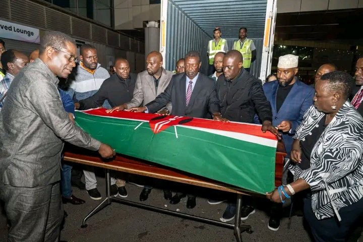 ILoveEmbu's tweet photo. Honoring a legend 🕊️✈️
Former PM Raila Odinga’s body is being flown back home. Kenya mourns, but Baba’s legacy lives on.

#RIPBaba #BabaRailaOdinga #StateFuneral #KenyaMourns #BabaForever #iloveembu https://t.co/aeRaqwMsd2