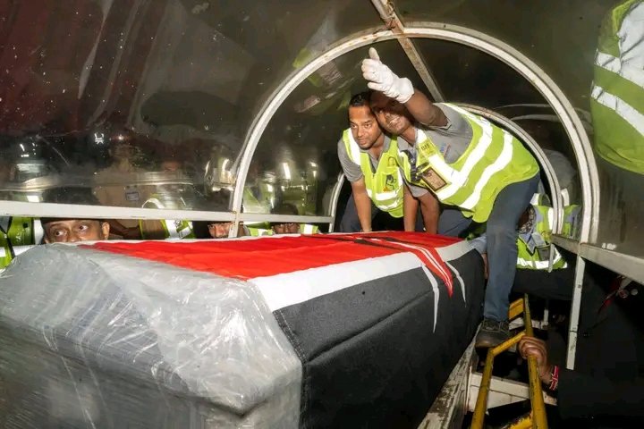ILoveEmbu's tweet photo. Honoring a legend 🕊️✈️
Former PM Raila Odinga’s body is being flown back home. Kenya mourns, but Baba’s legacy lives on.

#RIPBaba #BabaRailaOdinga #StateFuneral #KenyaMourns #BabaForever #iloveembu https://t.co/aeRaqwMsd2