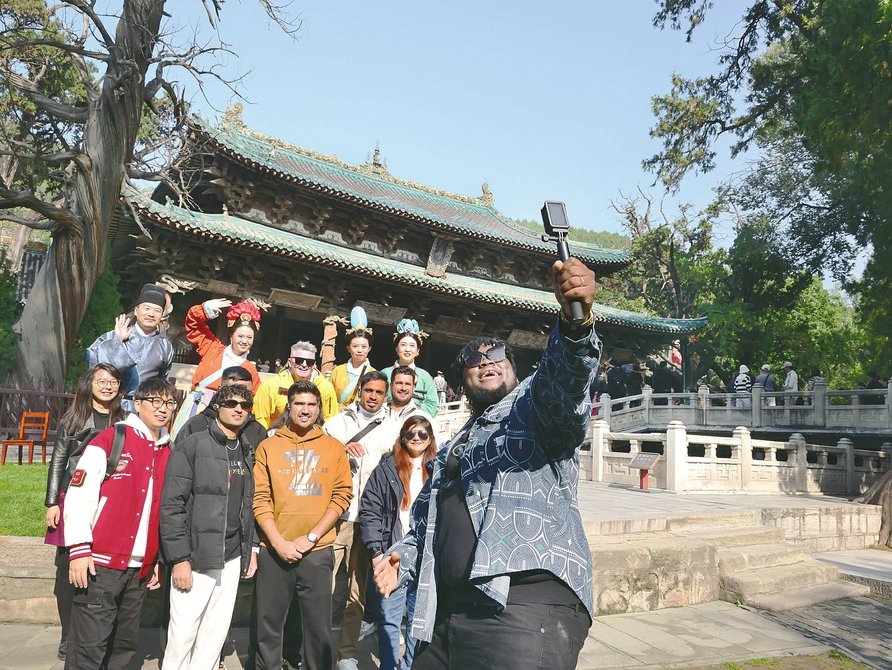 center_elephant's tweet image. Shanxi preserves over 80% of China’s pre-Yuan wooden structures. Jinci Temple, a timeless architectural gem, is now sharing its legacy globally through research and cross-cultural exchanges—attracting young visitors worldwide.
#DiscoverShanxi
#AncientChineseArchitecture…