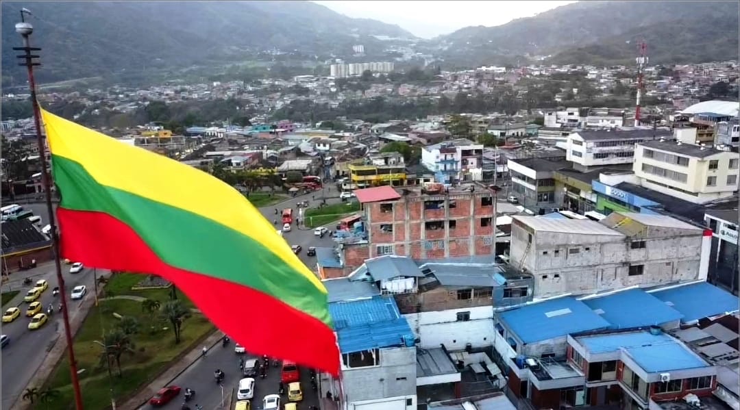 🇱🇹🎼Un renovado amarillo, verde y rojo ya ondea en los cielos ibaguereños. Este estandarte que le entregamos a Ibagué en sus 475 años nos recuerda cuan orgullosos nos sentimos de esta ciudad a la que tanto amamos. 🌸 Gracias a nuestro cuerpo oficial de bomberos.
