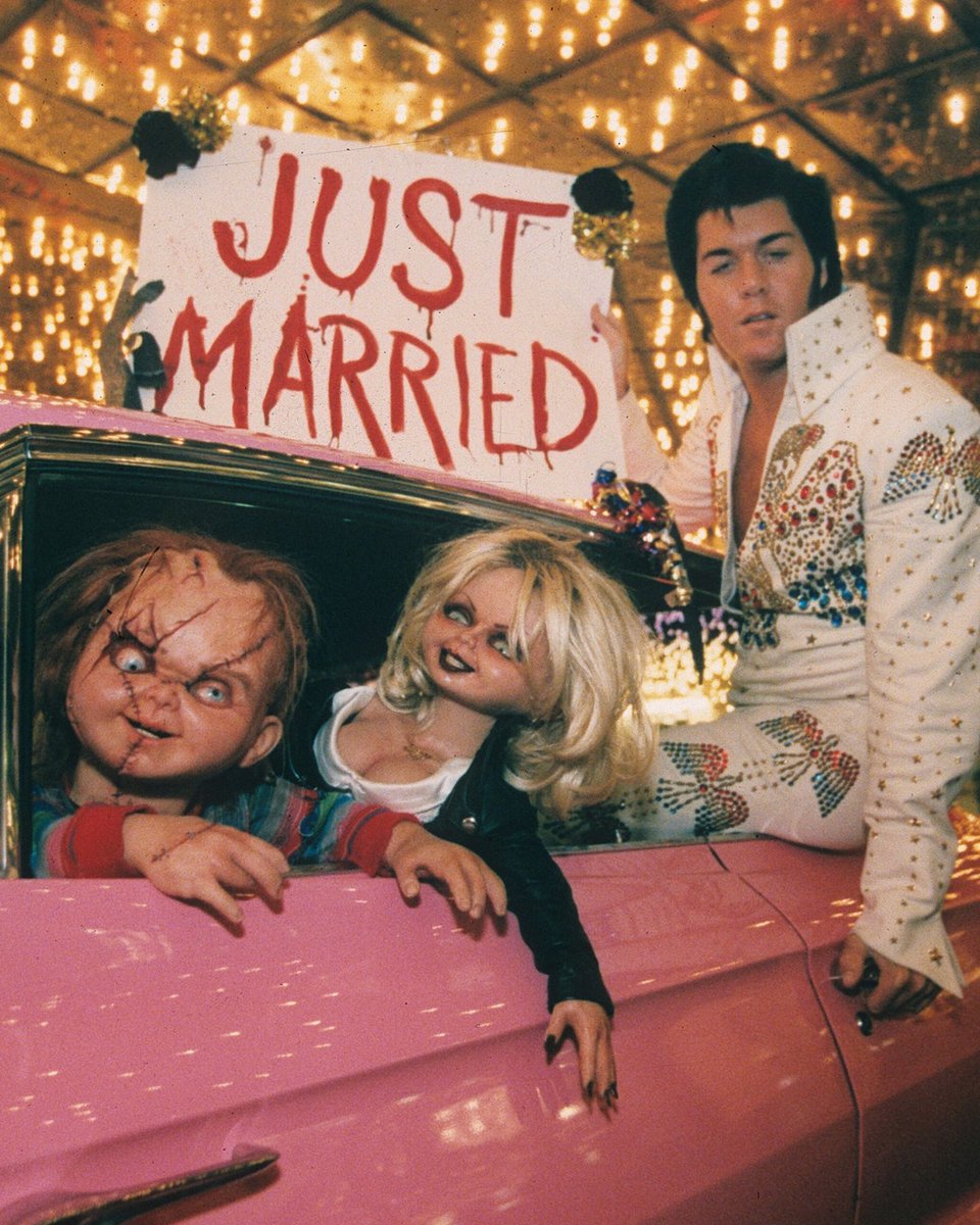 Hoje, 16 de outubro, A Noiva de Chucky celebra 27 anos desde sua estreia nos cinemas americanos — o dia em que o terror ganhou um toque de romance, sarcasmo e piadas ácidas. 💍