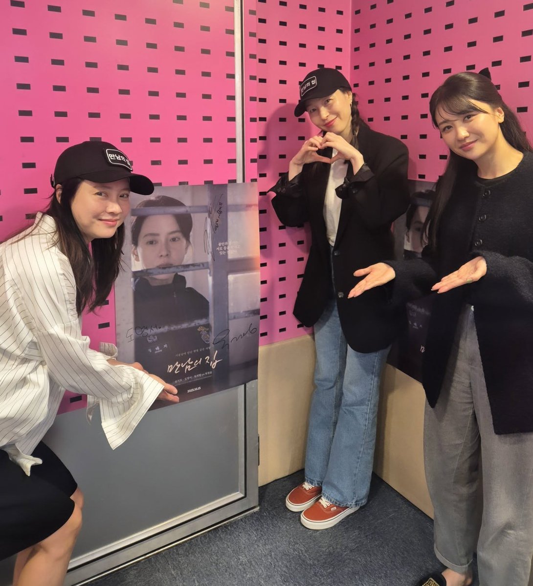 help she's so tiny 🤏

251016 SBS Cinetown guesting 
#SongJiHyo #송지효 #HomeBehindBars #만남의집