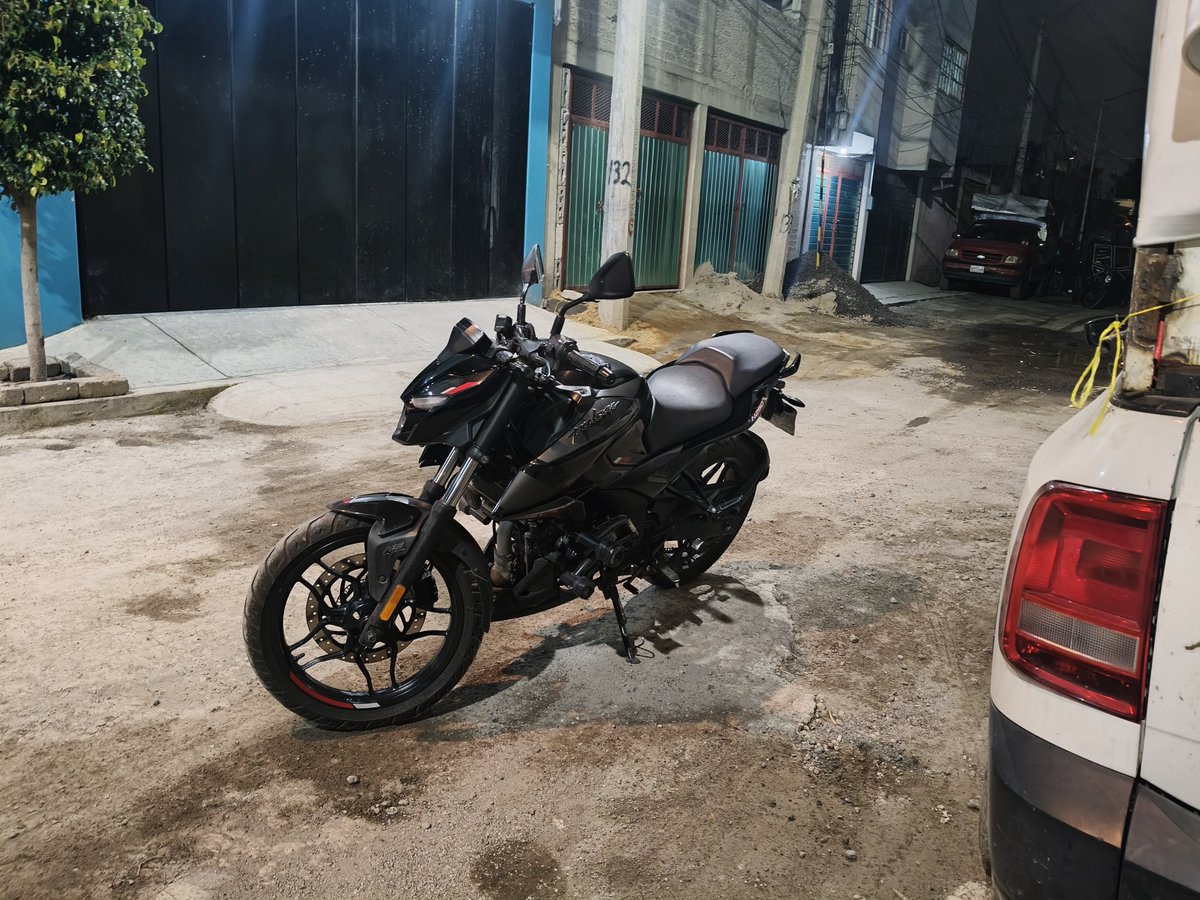 Dejan moto abandonada en Priv de Xalpa pueblo de Zapotitlán, ya se reporto al <a href="/C5_CDMX/">C5 CDMX</a> <a href="/TlahuacRenace/">Alcaldía Tláhuac</a>