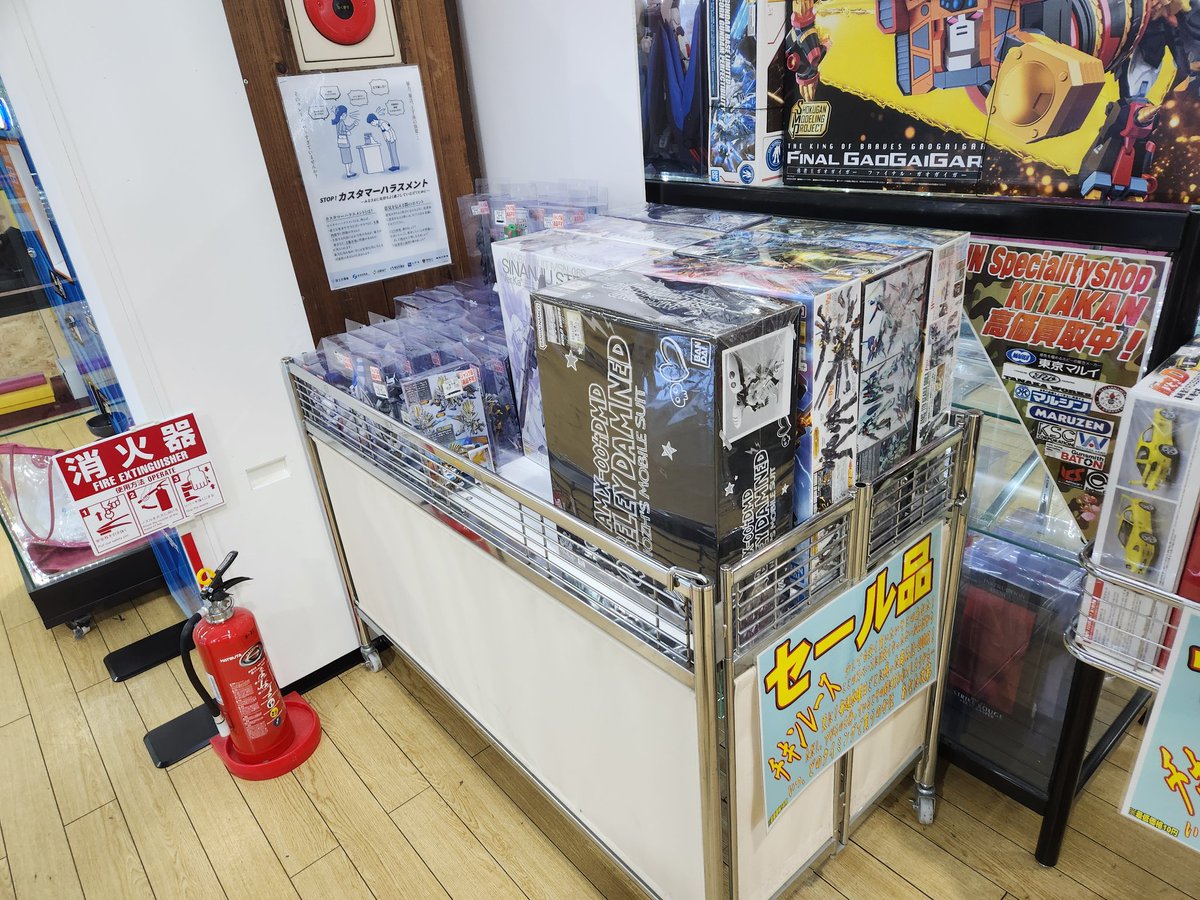 今週も引き続き店内改装中です！
ご迷惑をおかけしますが完了までもうしばらくお待ちください
プラモ売り場も移動予定で、レジに近く、広くなる予定です
来週〜再来週あたりの予定ですのでご期待ください
またセール品の値下げは通常通り行っております