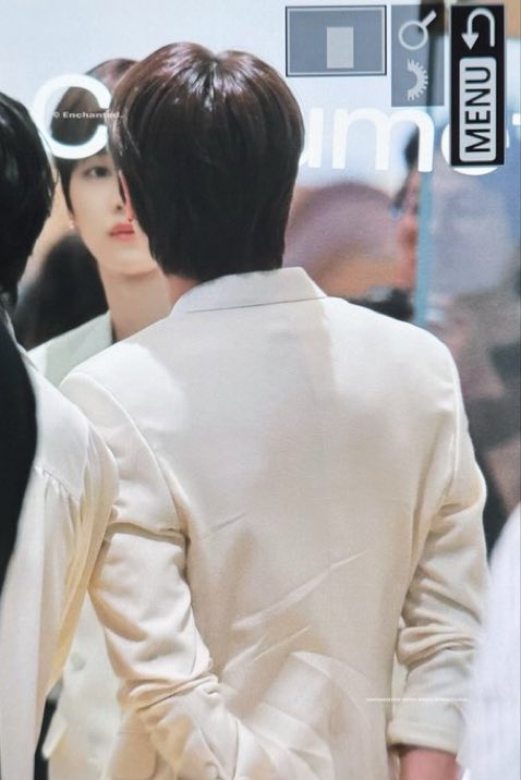 Hobi banget ngaca, mukanya ganteng kok