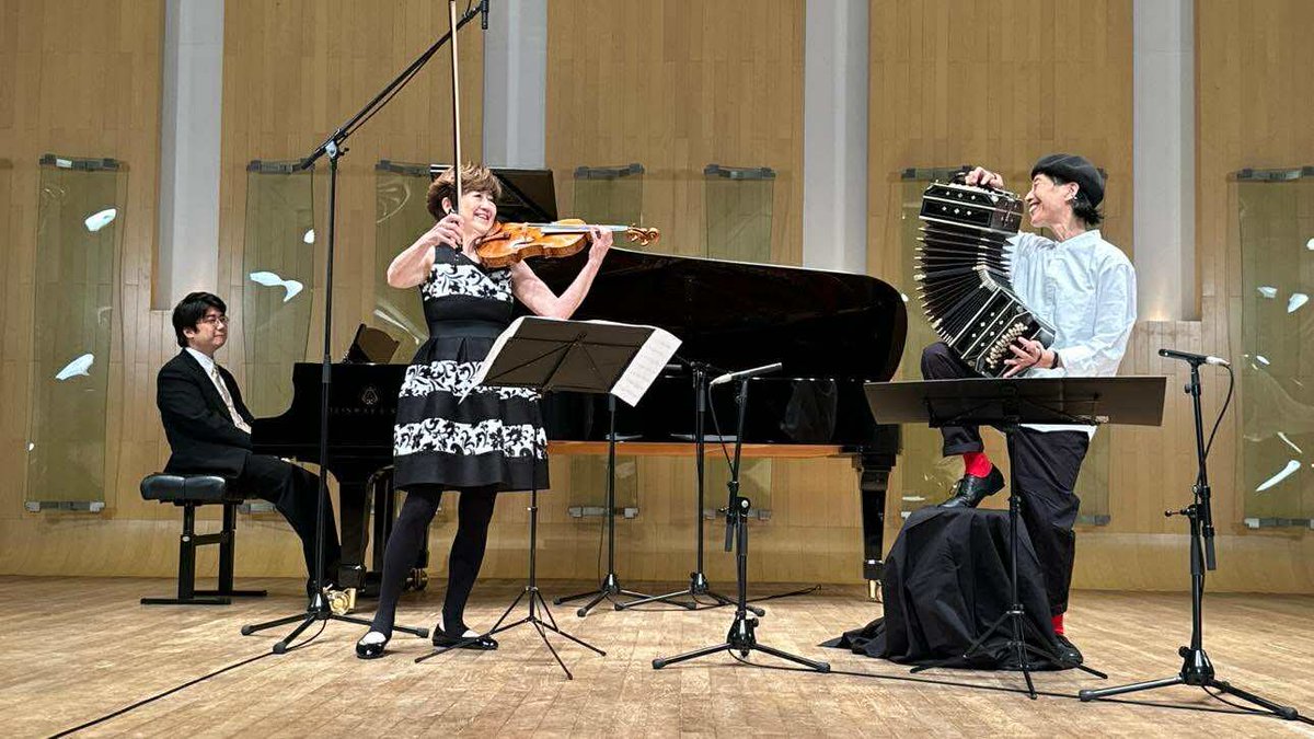 バンドネオンを弾いて歌う女　人形　作家　裾ドレーブ バンドネオンを弾いて歌う女 人形 作家 裾ドレーブ