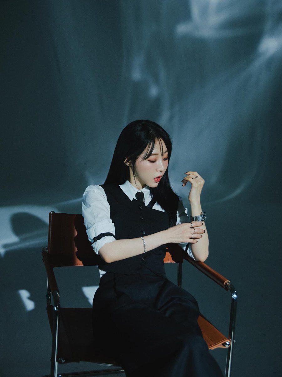 byuls__1222's tweet photo. BOSS MOONBYUL 🧎🏻‍♀️

#MAMAMOO #MOONBYUL
#마마무 #문별 https://t.co/EkbwkmtDvb