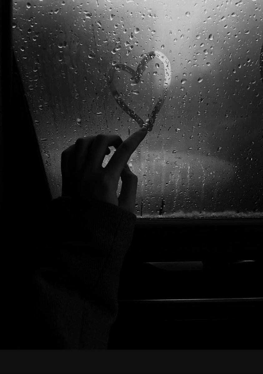 #بوح_lلخاطر

وأنت هناك:

حين هجرتني بدا
ليل انتظاري طويل 
مثل شوق العشاق الذين
يعذبهم البعد!
ارتاد ذلك المقهى 
حيث طاولتنا المعهودة 
فيحضر النادل كوبي من
القهوة التي اعتدنا احتساءها 
يتصاعد بخارها وترحل معه 
أشواقي اليك 
وحين يمسها البرود 
ادرك بأني كنتُ 
أجالس طيفك!