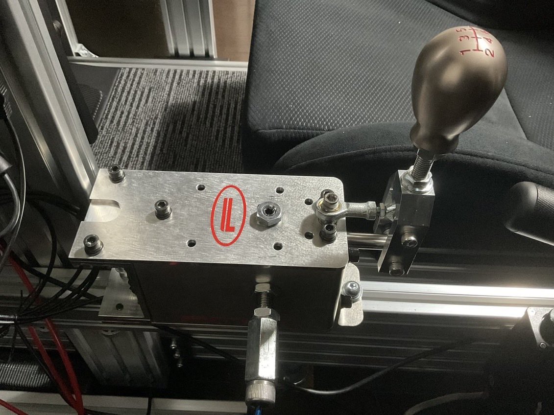 yuich42536's tweet photo. レーシングコックピットにセンターコンソールを作ってみた❗️
シフトブーツもつけてみました。

レースシム、レーシングシム
アセコル、アセットコルサ、assetto corsa、gt7
ハンコン、SimRig https://t.co/aAfOui671p