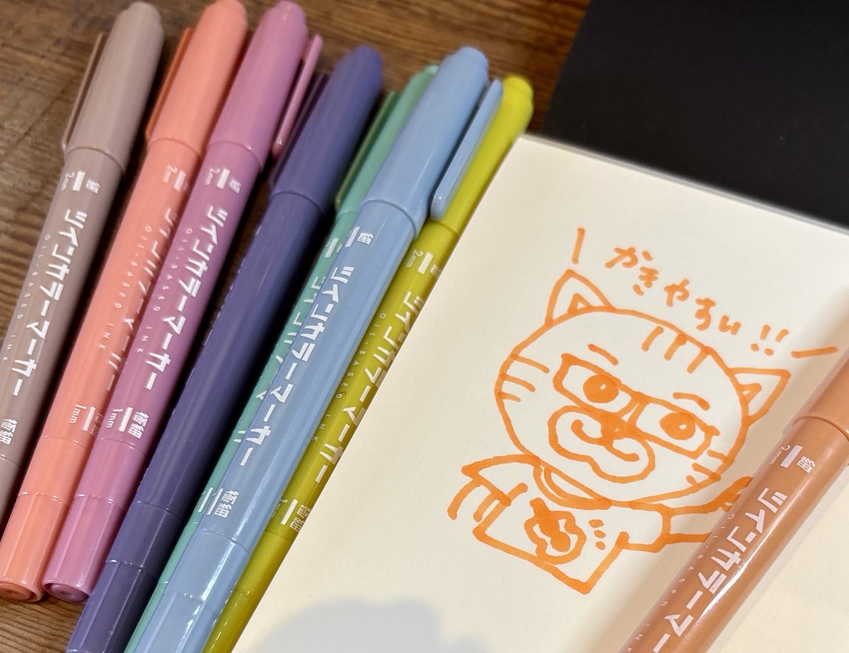 tip3s_design's tweet image. Seriaで買ったツインカラーマーカー、色も可愛くて描きやすい。

「だいたいのものに書ける！」
「だいたいのことに使える！」

「持ってて損はない基本の油性カラーペン」

堂々とパッケージに書いてあるあたり好感度高し（笑）