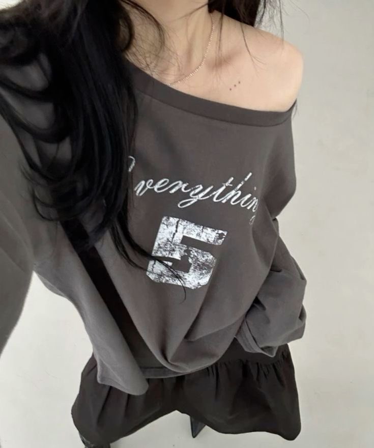 มีใครรู้ไหมคะว่าปาดไหล่นี้ของแบรนด์อะไร หรือมีพิกัดไหม แล้วเค้าก็อยากได้พิกัดปาดไหล่แขนยาวโอเวอไซต์เพิ่มเติมด้วยค่ะ ขอบคุณล่วงหน้านะคะ🙏