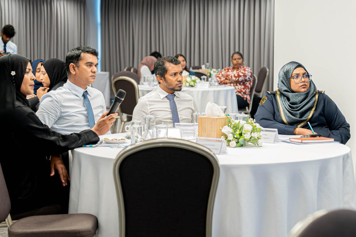 SFdevelopmentMV's tweet photo. ޢާއިލާއާބެހޭ ގަވާއިދަށް ހުށަހަޅާ އިސްލާހުތަކުގެ ވެލިޑޭޝަން ބައްދަލުވުން ބާއްވައިފި.

ޤާނޫނު ނަންބަރު 2000/4 (ޢާއިލާއާބެހޭ ޤާނޫނު) ގެ 72 ވަނަ މާއްދާގެ ދަށުން އެކުލަވާލެވިފައިވާ މި ގަވާއިދު އިސްލާހްކުރުމުގެ ވެލިޑޭޝަން ބައްދަލުވުމުގެ މައިގަނޑު މަޤްސަދަކީ ތަޖުރިބާކާރުންނާއި މަސްޢޫލުވެރި އިދާރާތަކުގެ ޚިޔާލުތަކަށް ބިނާކޮށް، ހުށަހެޅިފައިވާ އިސްލާހުތައް ވެލިޑޭޓްކޮށް އިތުރަށް ފުރިހަމަކުރަންޖެހޭ ދާއިރާތަކާއި ކަންކަން ފާހަގަ ކުރުން.

އެގޮތުން، މި ބައްދަލުވުމުގައި ވަނީ ޢާއިލާއާބެހޭ ގަވާއިދު ތަންފީޛުކުރުމުގައި ހުރި ގޮންޖެހުންތަކާއިއެކު ގަވާއިދަށް ގެންނަށް ފެންނަ މުހިއްމު އިޞްލާޙުތަކެއް ދެނެގަނެވި، އެކަންކަން ބަދަލުކުރުމަށް އިޖުރާޢީ ގޮތެއްގައި ޢަމަލުކުރާނެގޮތްތަކާއި ގުޅޭގޮތުން މަޝްވަރާކޮށްފައި.