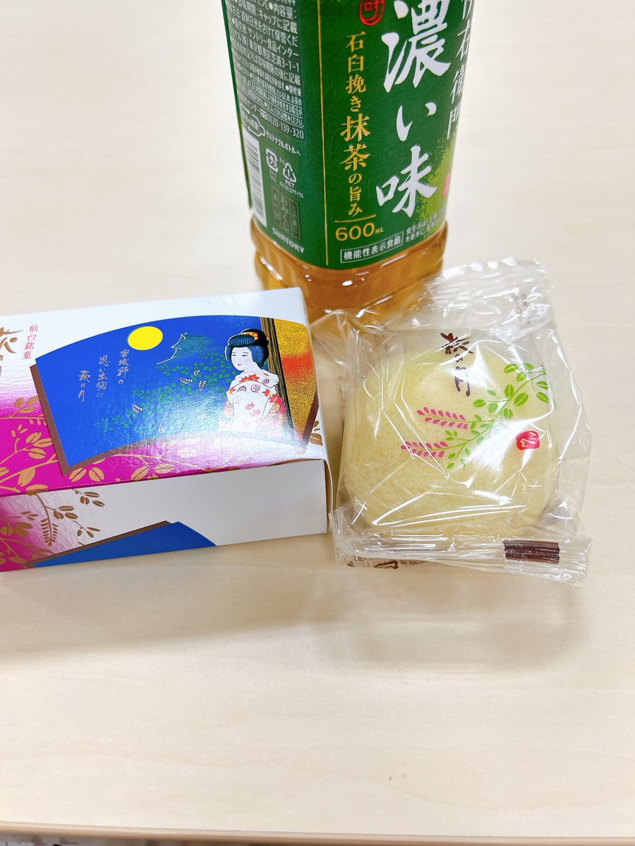 lyceelyceelycee's tweet photo. お土産で萩の月貰った🌕 https://t.co/Jc0UMQ3ODu