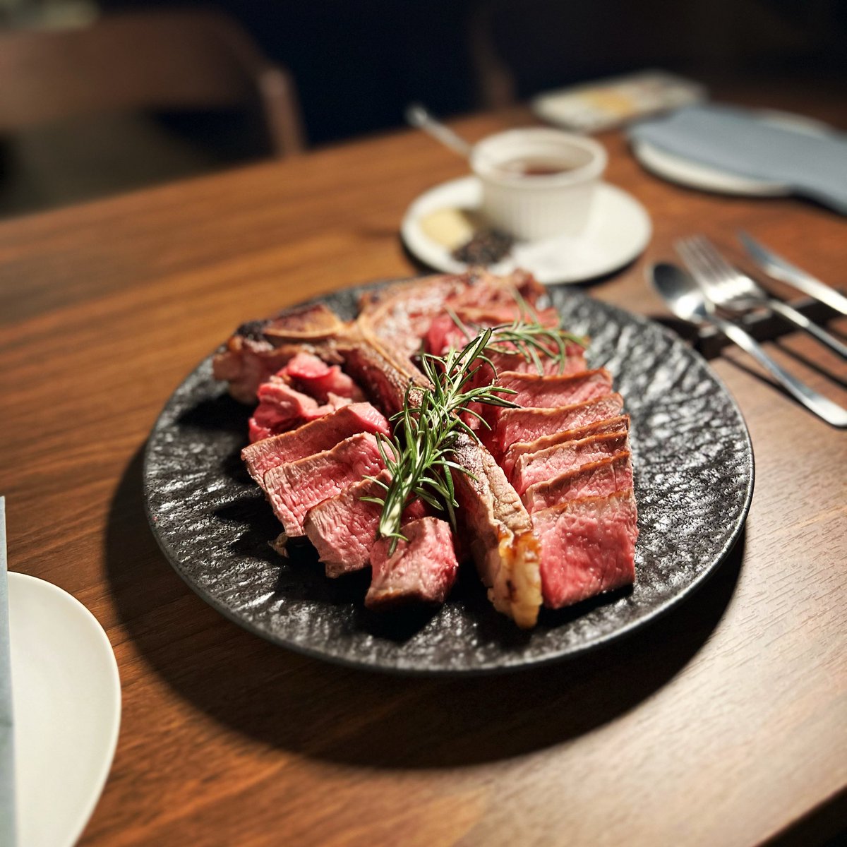 HIGHTAIL名物「Tボーンステーキ」

サーロインとフィレを一度に味わう贅沢な一枚。

豪快に焼き上げた骨付き肉の旨みと香ばしさがたまりません🍷

お肉にぴったりなワインも多数揃えております。
#肉ビストロHIGHTAIL #恵比寿グルメ #Tボーンステーキ