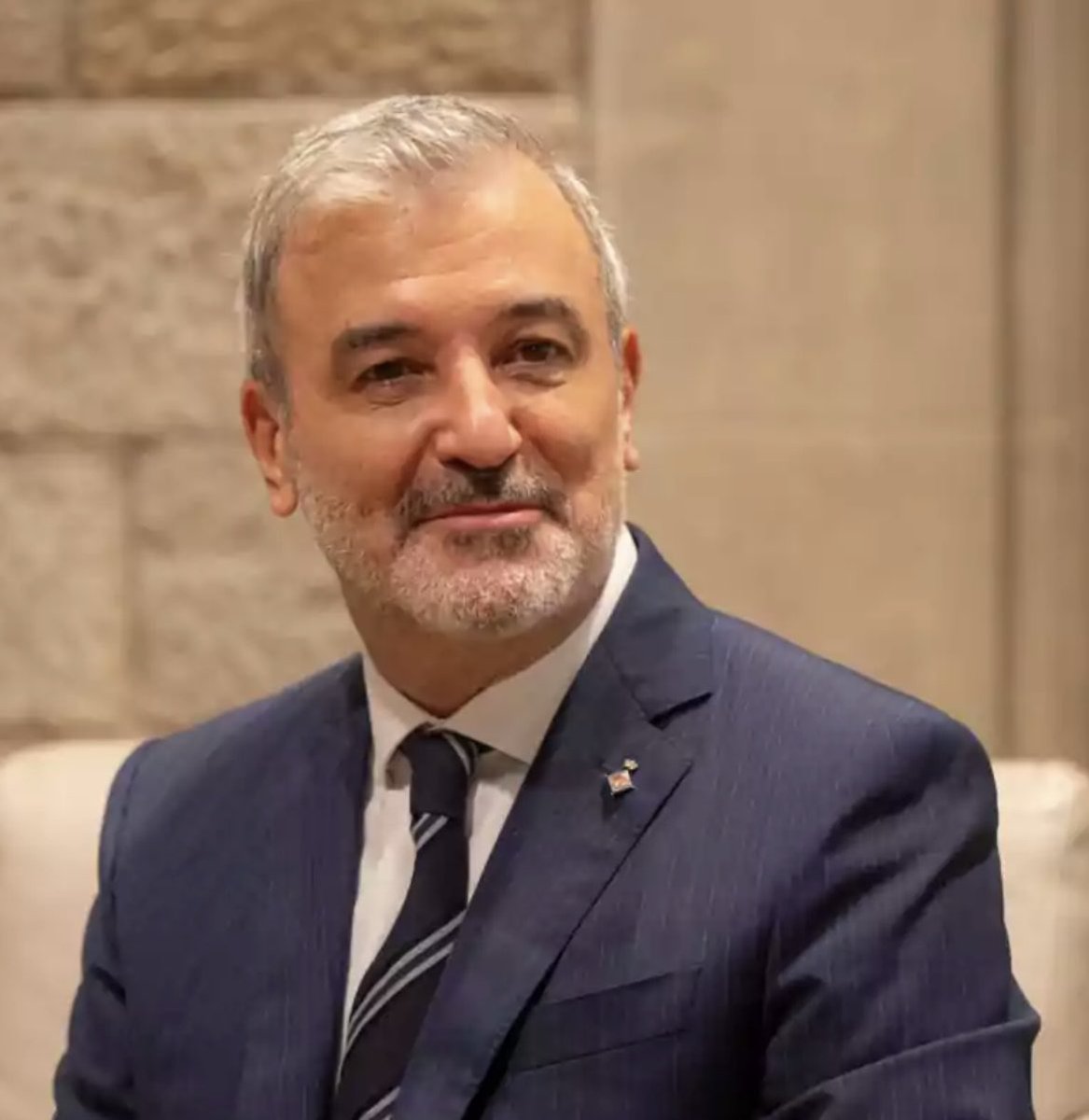 Barcelona tiene empadronadas a 47.225 personas la mayoría magrebíes sin tener domicilio.
El ayuntamiento los empadrona en dependencias municipales,oficinas de Servicios Sociales,o locales inexistentes
Así gozan de todos los derechos y ayudas públicas
…A ti te crujen a impuestos!