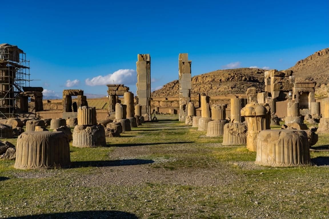 «تخت‌جمشید دعایی است تجسم‌یافته به زبان سنگ، سرودی است در نیایش به خدای بزرگ که زمین، آسمان، مردم و شادی را آفرید تا به این سرزمین زیبا و دارنده‌ی مردم خوب برکت و افزونی بخشد، آن را در صلح و آرامش بپاید و از پلیدی و آشوب که زاده‌ی دروغ‌اند، نگه دارد.»

#تالار_صدستون