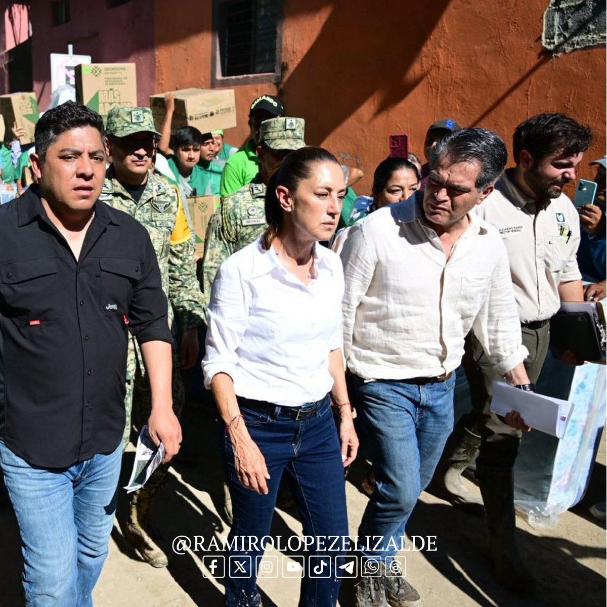 RamiroLopezE's tweet photo. 💚 Acompañamos a la presidenta @Claudiashein en Tamazunchale, S.L.P., junto al gobernador @RGC_Mx , para supervisar la atención tras las inundaciones.
El sector salud sigue en territorio, apoyando a cada familia.
#DrRamiroLópezElizalde #PorMéxico #SaludHumanista https://t.co/zneaA42P4m