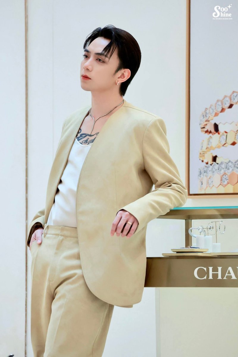 RubyNgoc92's tweet photo. SOOBIN AT BEE DE CHAUMET POP-UP | SEOUL| 16102025
🫅 🐝 💛
#SOOBIN #SSLabel #beedeChaumet #Chaumet #SOOBINxCHAUMET https://t.co/1s9j9Qg5h6