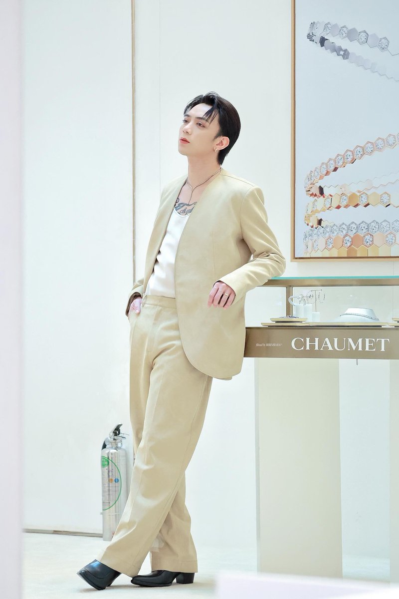 hongleo98's tweet photo. Fansite chụp đẹp ác
𝐒𝐎𝐎𝐁𝐈𝐍 𝐀𝐓 𝐁𝐄𝐄 𝐃𝐄 𝐂𝐇𝐀𝐔𝐌𝐄𝐓 𝐏𝐎𝐏-𝐔𝐏 
#SOOBINxCHAUMET #SOOBIN #BeeDeChaumet
@Chaumet https://t.co/7gZw3D6qLA