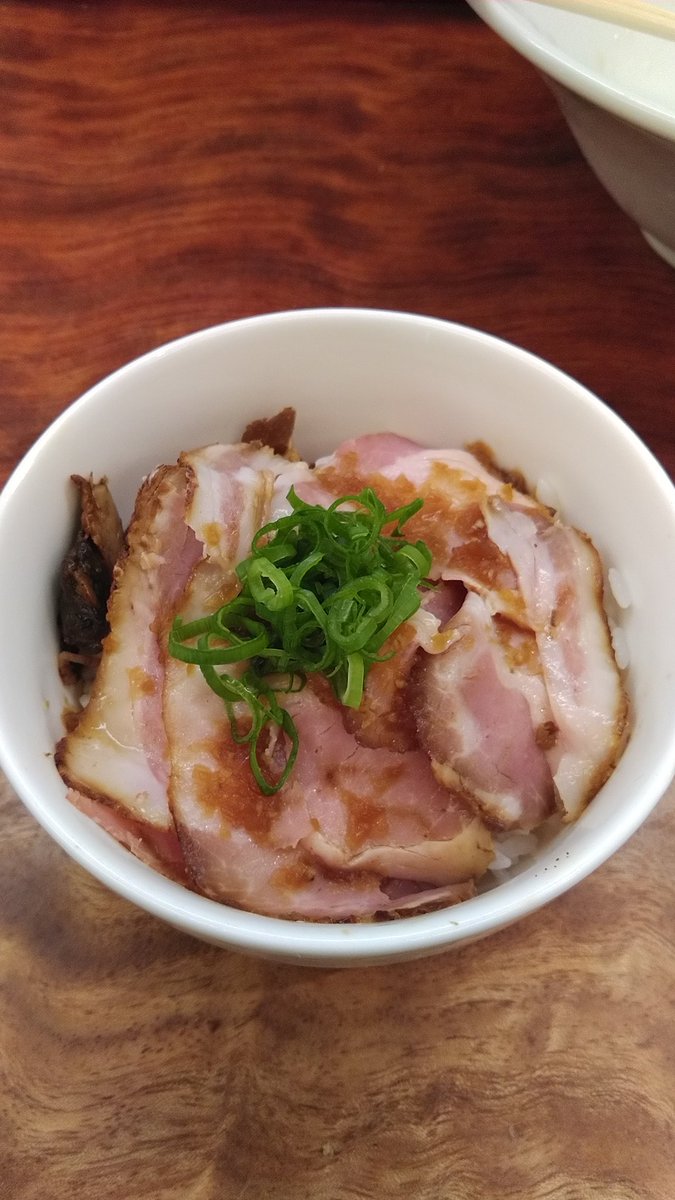 三馬路東京店@神田

魚介の冷やしまぜそば＋🥩🍚
スタッフの小谷さんが初めて手掛ける限定。タイミング今日しかない😳

🤔ジュレ状の出汁？もしや😏
後で答え合わせ☺️やっぱりかと。
神保町の影響力が...😳
まさかの🍜一杯でしたわい🤤

🙏ごちそうさまでしたm(_ _)m