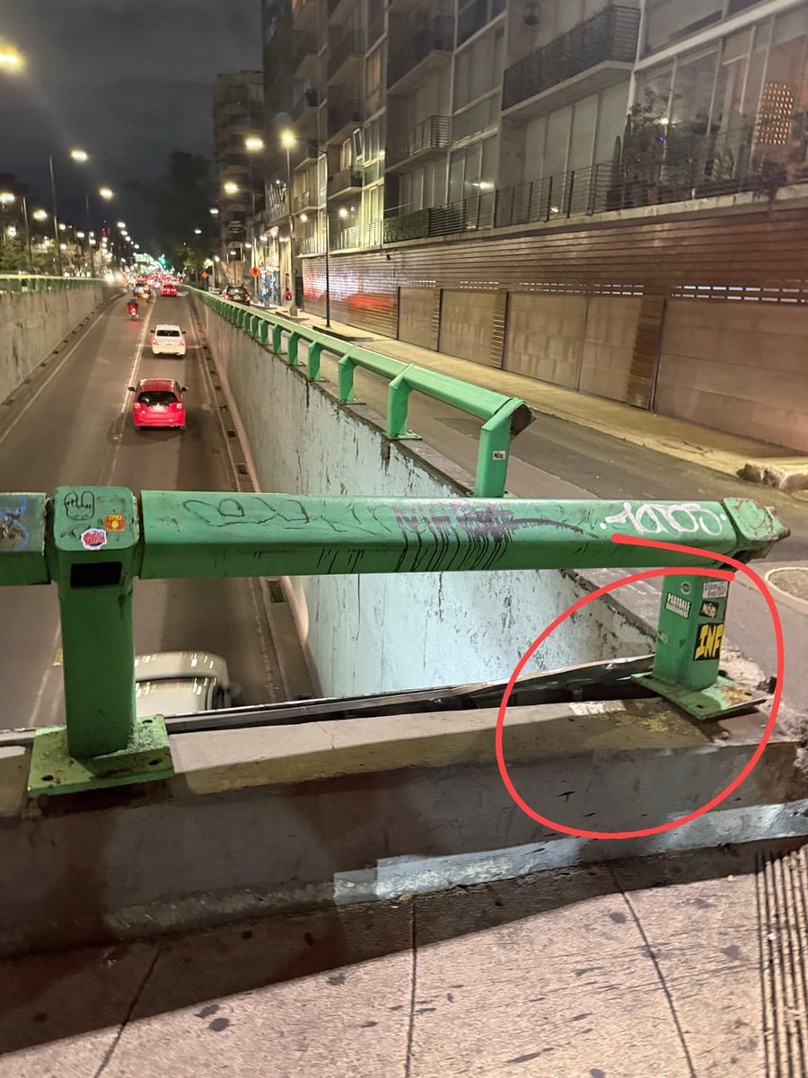¡Ayuda aquí, <a href="/SGIRPC_CDMX/">Secretaría de Gestión Integral de Riesgos y PC</a> <a href="/OVIALCDMX/">OVIAL_SSCCDMX</a> <a href="/UCS_GCDMX/">Unidad de Contacto del Secretario SSC CDMX</a> <a href="/GobCDMX/">Gobierno de la Ciudad de México</a>!
Reportan que barandal peatonal de paso elevado de Av. Chapultepec y Orizaba, Col. Roma "se está cayendo". 
Por favor, solicitamos inspección en el lugar. No nos vaya a sorprender a todos una tragedia. 
Quedamos atentos.