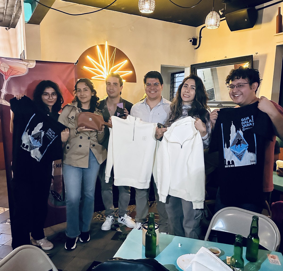 La merch del Happy Hour estuvo 🥵😎

<a href="/ETHGlobal/">ETHGlobal</a> Guadalajara 🇲🇽