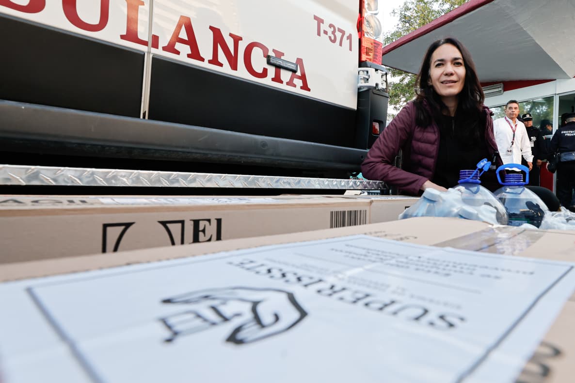 martibatres's tweet image. El apoyo de @TUSUPERISSSTE, encabezado por su Directora @DuniaLudlow, llegó a Querétaro. Llevaron despensas y agua para apoyar a las personas damnificadas por las lluvias que también afectaron a esta entidad.