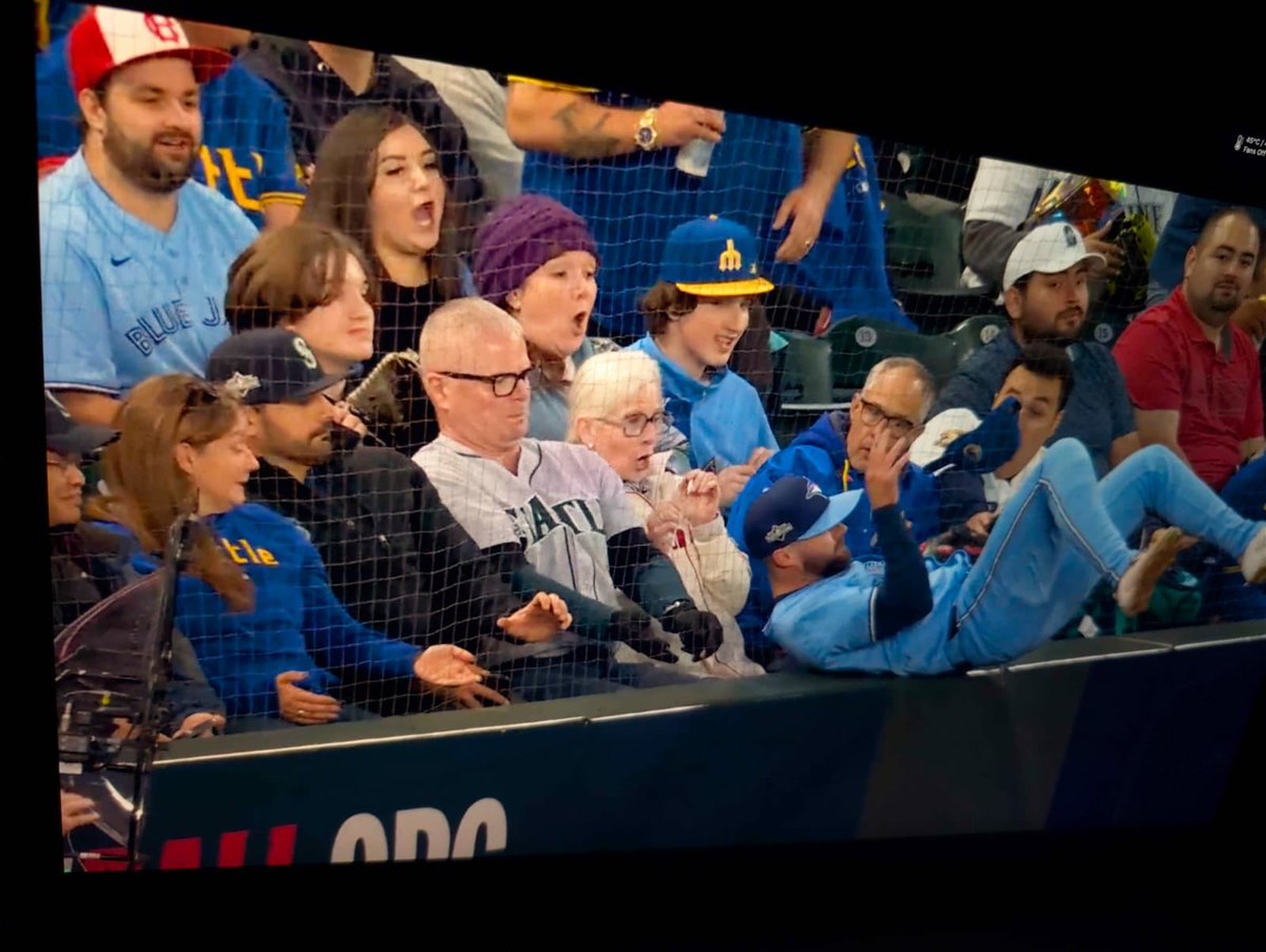 HarbourCats's tweet image. Two HarbourCats, one pic?

Nathan Lukes hits the wall after trying to snare a fly ball that dropped foul — and Cats play by play voice Graham Morrison shows off the HC hat top left, in Wednesday’s game in Seattle.
@nathan_lukes @BlueJays @GrahamCasts @WCLBaseball