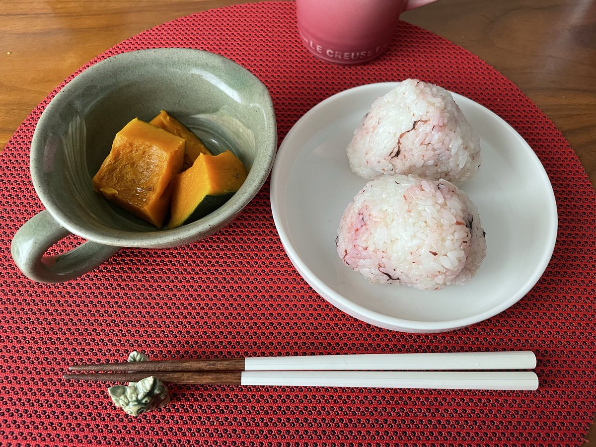 カボチャは、蒸しておけば各自好みの味付けで食べられることに気がつきました。麺つゆかけました。
おにぎりはまた梅。海苔がなかった。
#OnigiriAction