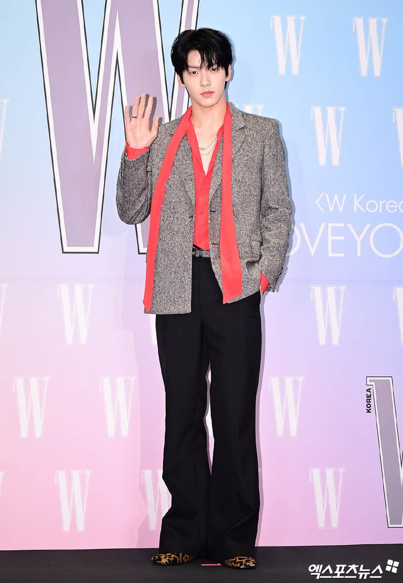 soobootique's tweet photo. #SOOBIN serving looks at W Korea’s “Love Your W” event in full @MaisonValentino!

That pop of red with the deep v and the leo print shoes are so iconic ❤️‍🔥

SOOBIN AT LOVE YOUR W 2025
#SOOBINxWKOREA #SOOBIN #수빈
#SOOOBINSTYLE #スビン https://t.co/oRYrfDr2Zq