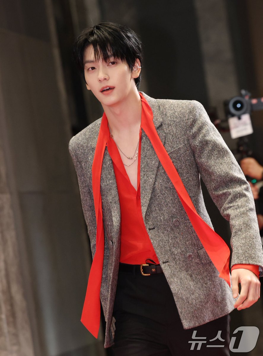 soobootique's tweet photo. #SOOBIN serving looks at W Korea’s “Love Your W” event in full @MaisonValentino!

That pop of red with the deep v and the leo print shoes are so iconic ❤️‍🔥

SOOBIN AT LOVE YOUR W 2025
#SOOBINxWKOREA #SOOBIN #수빈
#SOOOBINSTYLE #スビン https://t.co/oRYrfDr2Zq