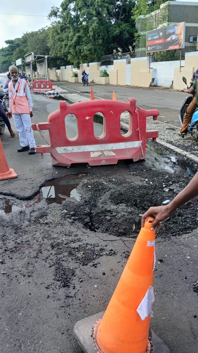ChennaiTraffic's tweet image. 🚧 Traffic Alert: A sudden pit has emerged on the incoming lane near 📍Rajiv Gandhi Salai, VHS Hospital bus stop. Safety measures are in place. Vehicles moving slowly—expect delays, start early and drive cautiously! #ChennaiTraffic #RoadSafety #LiveUpdate