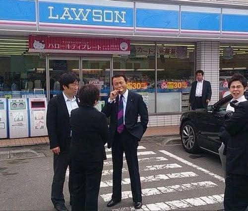 LAWSONでアイスを食べている麻生さん。お年を頂いてもダンディだ。おにぎり妖怪とは月とスッポン！