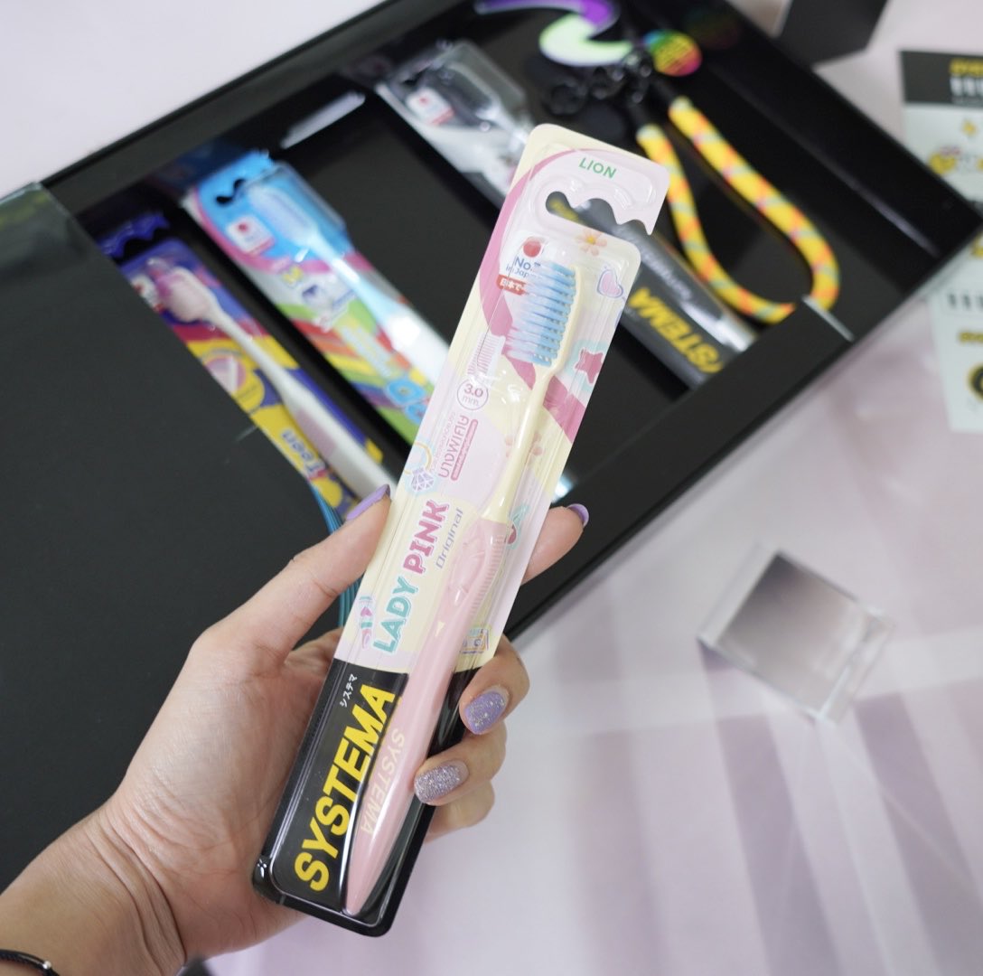 แกร SYSTEMA ส่ง Special Invitation Box มาให้ เล่นใหญ่มากก เค้าส่งมาเชิญให้ปองไปร่วมงาน​

SYSTEMA BRUSHVOLUTION แปรงเจน S Event ที่ Siam Block I วันที่ 17 ตุลาคม 2568 น่าไปมากกก งานเปิดตัวแปรงอัพลุคใหม่ทั้งซีรีย์ของ SYSTEMA มีคอนเสิร์ตของ Bowkylion &amp; PROXIE ด้วยยย