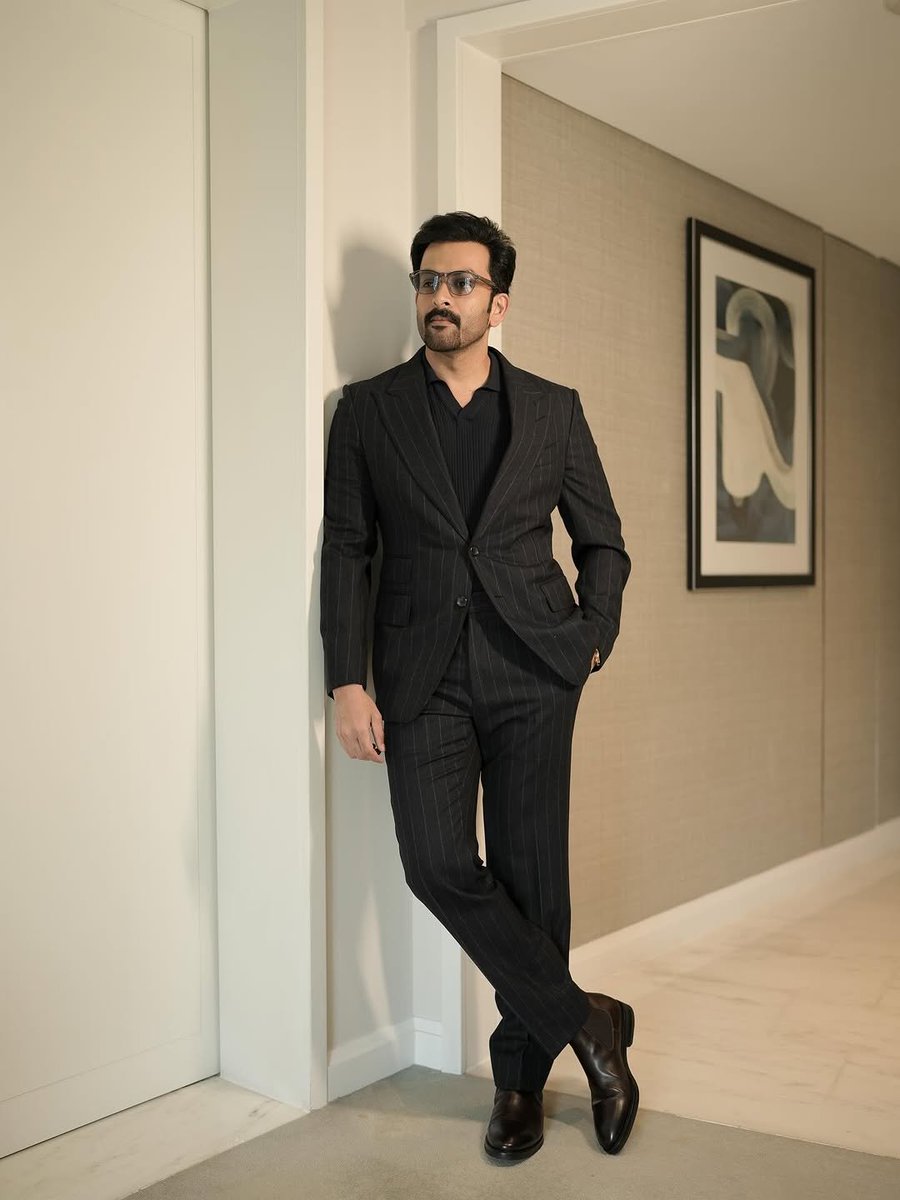 Prithvians's tweet photo. Happy Birthday @PrithviOfficial  🖤
#PrithvirajSukumaran https://t.co/4ufpJjRYxJ