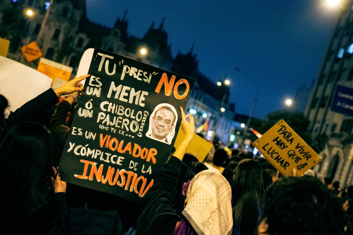 PabloInculto's tweet photo. Fotos que hice de la #MarchaNacional hoy por palacio de justicia. Hacia la Plaza San Martín había gas, hacía Lampa fuego, piedras. La policía golpeaba a algunas personas al azar, que caminaban por ahí, según testimonios. En palacio de justicia la gente arengaba contra PNP. https://t.co/bqteOaq3Eq