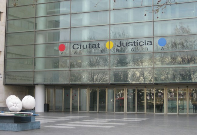 👉 La Fiscalía pide prisión para tres policías locales de Manises por golpear a un hombre que no llevaba la mascarilla durante el Covid
comarcalcv.com/manises/la-fis…