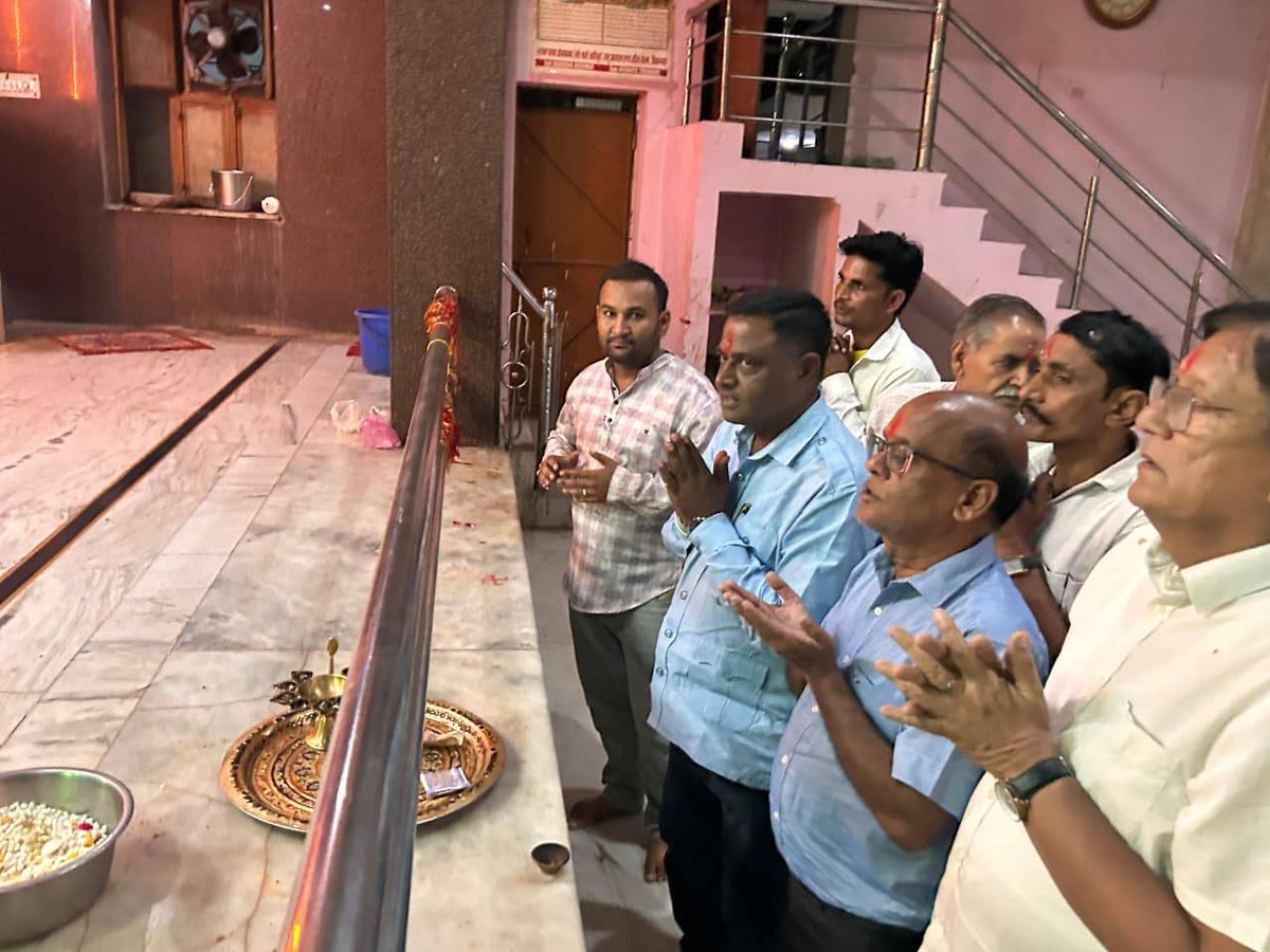 bhagchandtankda's tweet photo. ग्राम पंचायत करनावर के सांवलिया धाम मंदिर परिसर में फीता काटकर हाईमास्ट लाइट का लोकार्पण किया।

इस अवसर पर भाजपा पदाधिकारी, कार्यकर्ता एवं करनावर ग्राम के वरिष्ठजन बड़ी संख्या में उपस्थित रहे।

#HighMastLight #Karanavar #SanwaliyaDham #GramVikas #BJPWorks https://t.co/fnOH8l9TpW